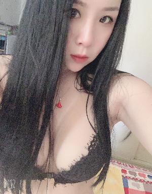 素颜性感翘臀的小姐姐
