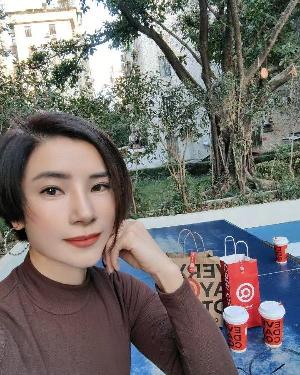 短发娜娜