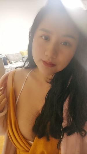 大胸小美女