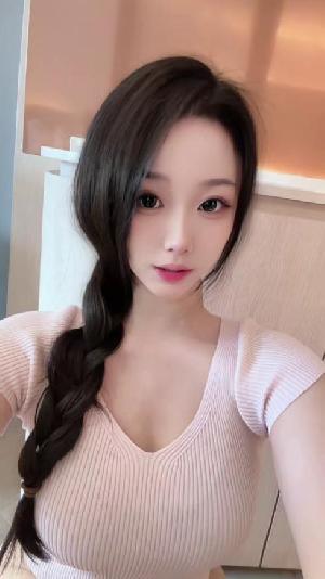 20出头妹子长的很青秀