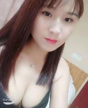 身材丰满大胸妹子