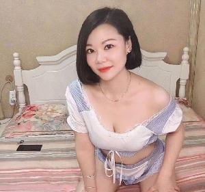 返食妩媚风韵熟女