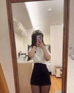 龙华制服美臀笑笑