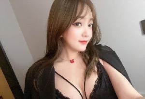 白嫩大眼萌妹
