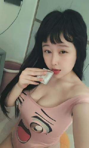 反食娃娃脸大奶少妇