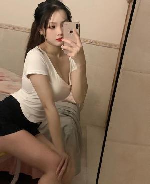 口活又舔又吸还会给你深喉