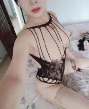 南湖巨乳会吸晴晴