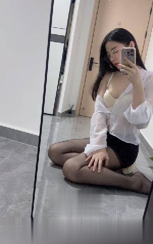制服多多的温柔少妇