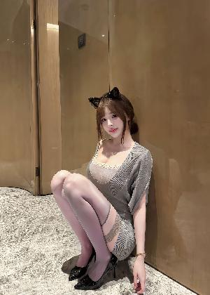她的大奶长腿值得去征服