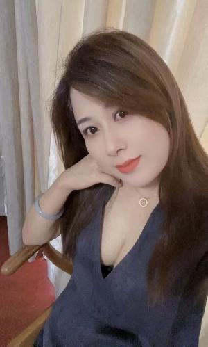 肤白奶大风骚妹子