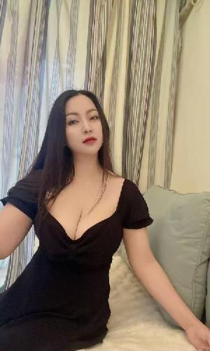 E奶大波小姐姐
