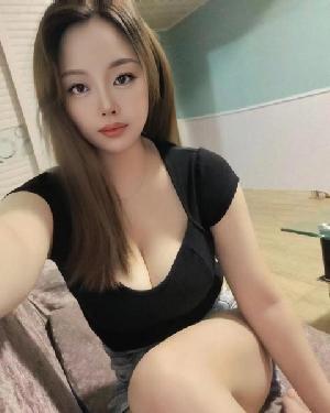 大胸小美女