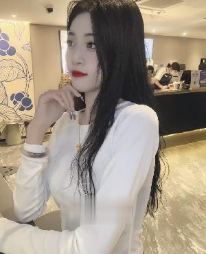 广州性感高颜值肤嫩多汁美女