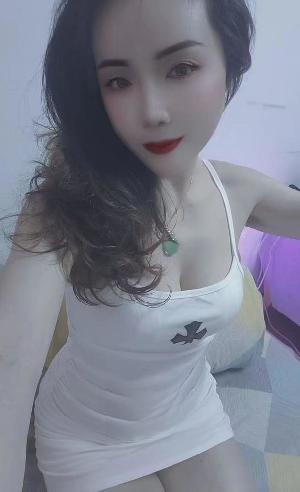 妹子风骚胸大腿白逼紧