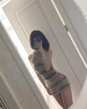 西青肤白貌美大长腿