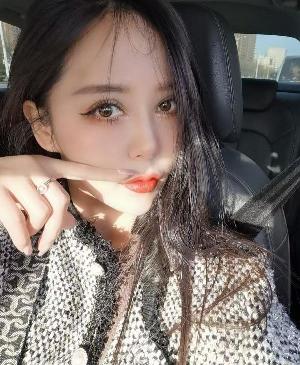 胸大腿长貌美的小姐姐
