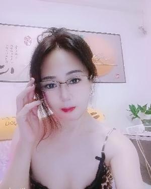 苗条骚熟女