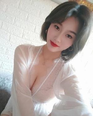 短发韵味风骚女郎