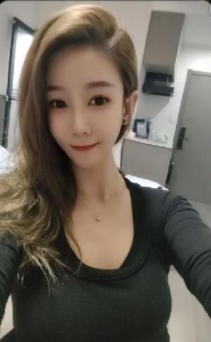 反差感很大美女