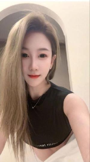 黑丝翘臀少妇