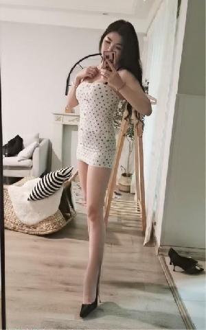 白皙美腿诱惑彩儿