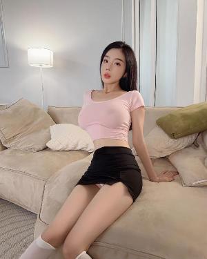 上梅林大胸翘臀妹子