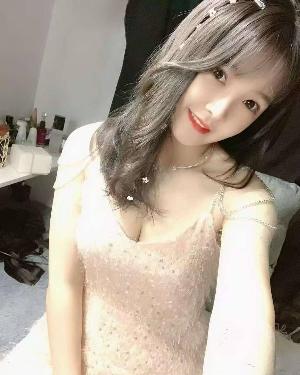 性感肤白小美