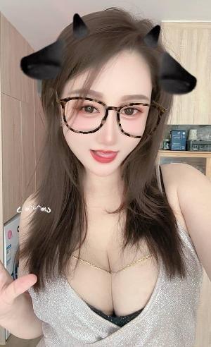 服务系圆润大胸姐