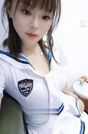 居家温柔性感小嫩妹