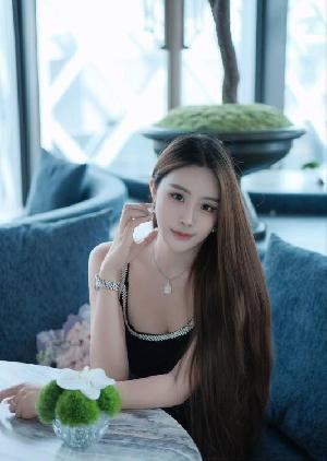 高挑大长腿气质女友