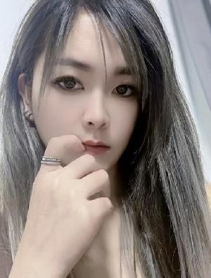 白嫩翘臀邻家少女