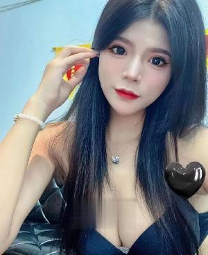 大胸黑丝多汁小骚货