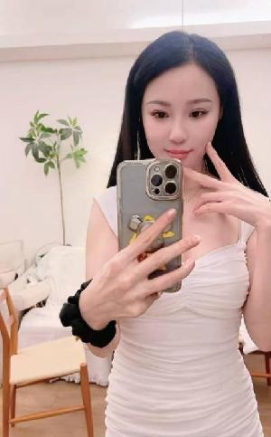 气质肤白貌美桃子
