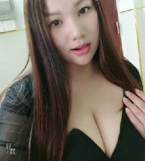 丰满大胸的美女