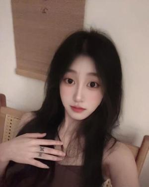 江岸清纯可爱美少女