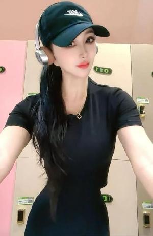 大胸翘臀娜娜