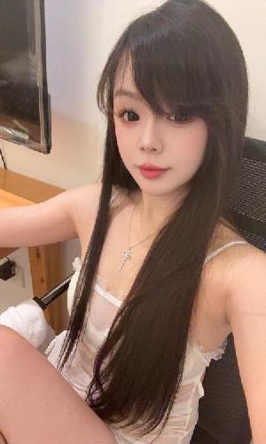 二街肤白翘臀御姐
