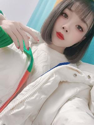 一个很年轻的妹子