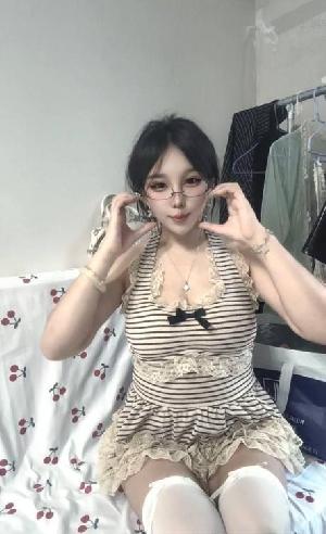湖里性感诱惑眼镜妹
