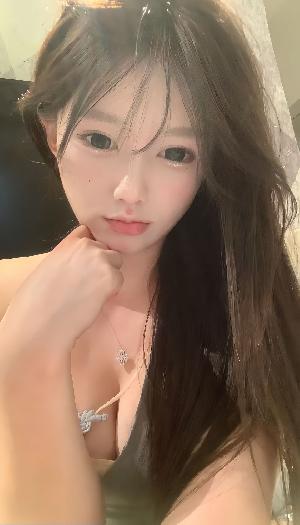 嫩妹伊伊很清纯b粉嫩