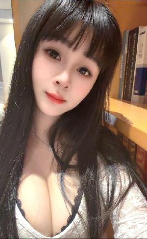 一对丰满美乳发育的很美
