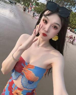 170丰满女模能舌吻