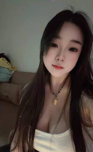 嫩妹逼紧翘臀汁水多