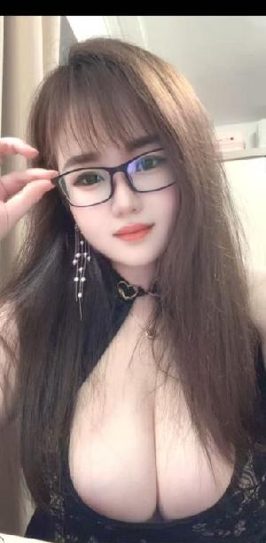 大胸眼镜御姐